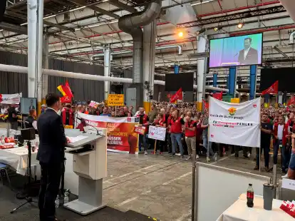 Als VW-Markenvorstand Thomas Schäfer auf der Betriebsversammlung im Emder VW-Werk das Wort ergreifen wollte, ertönte ein lang anhaltendes Pfiff.