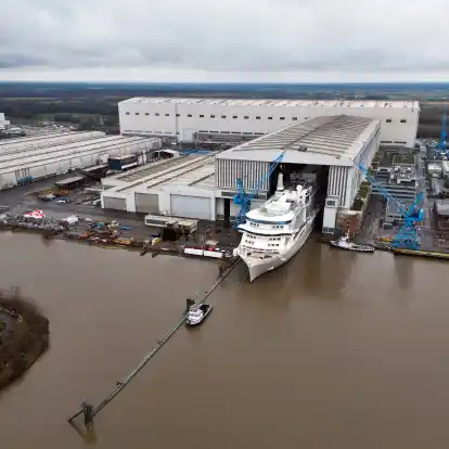 Das Kreuzfahrtschiff der Luxusklasse &bdquo;Silver Ray&ldquo; verl&auml;sst das &uuml;berdachte Baudock der Meyer Werft. Bereits am Mittwoch k&ouml;nnte der Einstiegs des Staates beim angeschlagenen Kreuzfahrtschiffbauer perfekt sein.