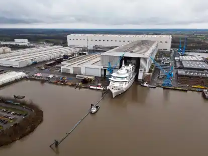 Das Kreuzfahrtschiff der Luxusklasse &bdquo;Silver Ray&ldquo; verl&auml;sst das &uuml;berdachte Baudock der Meyer Werft. Bereits am Mittwoch k&ouml;nnte der Einstiegs des Staates beim angeschlagenen Kreuzfahrtschiffbauer perfekt sein.