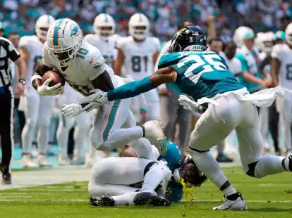 Nach Festnahme auf dem Feld und mit einem Touchdown erfolgreich: Tyreek Hill (Nummer 10) von den Miami Dolphins.