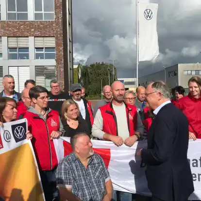 Ministerpräsident Stephan Weil (SPD) sprach bei seinem Blitzbesuch mit Betriebsrat und Vertretern von VW Emden.