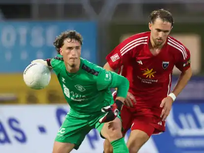 Im Landespokal feierte er sein Pflichtspieldebüt: Oldenburgs Liam Tiernan hält den Ball fest, Emdens Fabian Herbst kam zu spät.