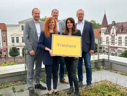 Die LzO unterstützt auch in diesem Jahr mit einer Spende in Höhe von 7856 Euro die Schuldnerberatungsstelle des Diakonischen Werks in Friesland: (hinten, von links): Timo Brumund (LzO-Firmenkundenberater),  Thorsten Harms (LzO-Filialleiter), Markus Neumann (Direktor Privatkundengeschäft) mit (vorne, von links) Anna Reicher und Georgia Gries (beide Schuldnerberaterinnen)