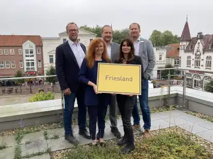 Freuen sich über die Spende der LzO an die Schuldnerberatungsstelle des Diakonischen Werkes in Friesland (von links): Markus Neumann (LzO), Anna Reicher (Diakonie), Timo Brumund (Firmenkundenberater LzO), Georgia Gries (Schuldnerberaterin Diakonie) und Thorsten Harms (Filialleiter LzO Jever).