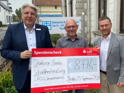 Die LzO unterstützt auch in diesem Jahr mit einer Spende in Höhe von 8.776 Euro die Schuldnerberatungsstelle des Diakonischen Werks in der Wesermarsch: Andreas Vollert (LzO-Firmenkundendirektor, von links) überreichte den Spendenscheck an Schuldnerberater Dieter Poppe und Thomas Scheurenbrand, Leitung Kreisdiakonisches Werk in der Wesermarsch.