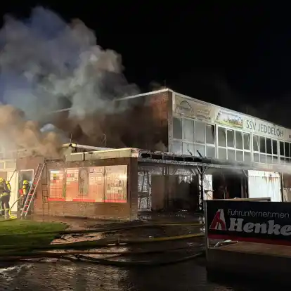 Die Feuerwehr bekämpft den Brand in Jeddeloh II.