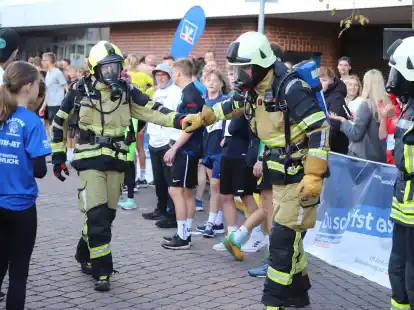 Unter schwerem Atemschutz beim Hobbylauf dabei: die Kameraden der Freiwilligen Feuerwehr Cloppenburg Bild: Hans Passmann