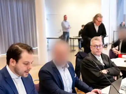 Der Betrugsprozess rund um die explodierten Kosten der &bdquo;Gorch Fock&ldquo;-Sanierung wurde beendet. Einer der beiden urspr&uuml;nglich angeklagten Ex-Vorst&auml;nde der Elsflether Werft (verpixelt) wurde nun vor dem Oldenburger Landgericht verurteilt. Das Verfahren gegen den nicht verurteilten Ex-Vorstand wurde aufgrund seines gesundheitlichen Zustandes vorerst ausgesetzt.