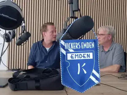 Podcast-Host Christian Zei&szlig; (links) und Sportredakteur Dirk de Vries im Gespr&auml;ch.