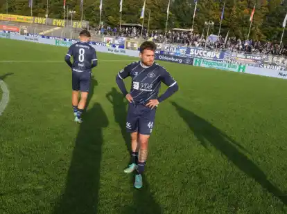 Können es nicht so recht fassen: Oldenburgs Nico Knystock (rechts) und Rafael Brand stehen nach der Niederlage gegen Drochtersen/Assel enttäuscht auf dem Rasen.