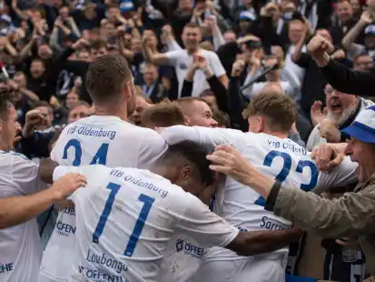 So sieht Erleichterung aus: Am 8. Oktober 2023 gewann der VfB durch zwei späte Tore mit 2:0 beim Bremer SV. Die Spieler feierten zusammen mit dem voll besetzten Gästeblock den wichtigen Auswärtssieg.