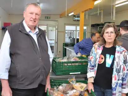 Pfarrer Karl Jasbinschek und S&uuml;ntka Jan&szlig;en sorgen sich um die Zukunft der Nordenhamer Tafel.