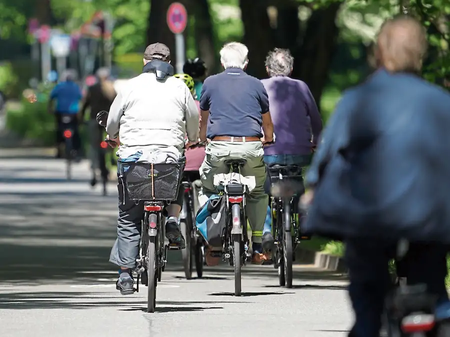 Wunderbar Sie Mchten Auerorts Radfahrer Oder Fugnger Berholen Fotosnull