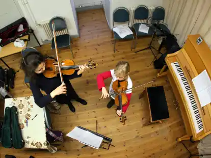 Musikunterricht bald nur noch für Besserverdiener? Nach einem Urteil des Bundessozialgerichts bangen Musikschulen und Honorarkräfte um ihre Existenz. Klar ist auch: Kursgebühren würden deutlich ansteigen. Das kann sich nicht jede Familie leisten.