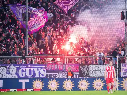Der Osnabr&uuml;cker Fanblock fackelt im Spiel gegen Energie Cottbus ordentlich Pyrotechnik ab.