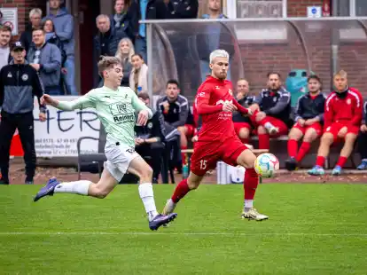Traf in der Nachspielzeit zum 2:1 f&uuml;r Wildeshausen: Michael Eberle (am Ball)