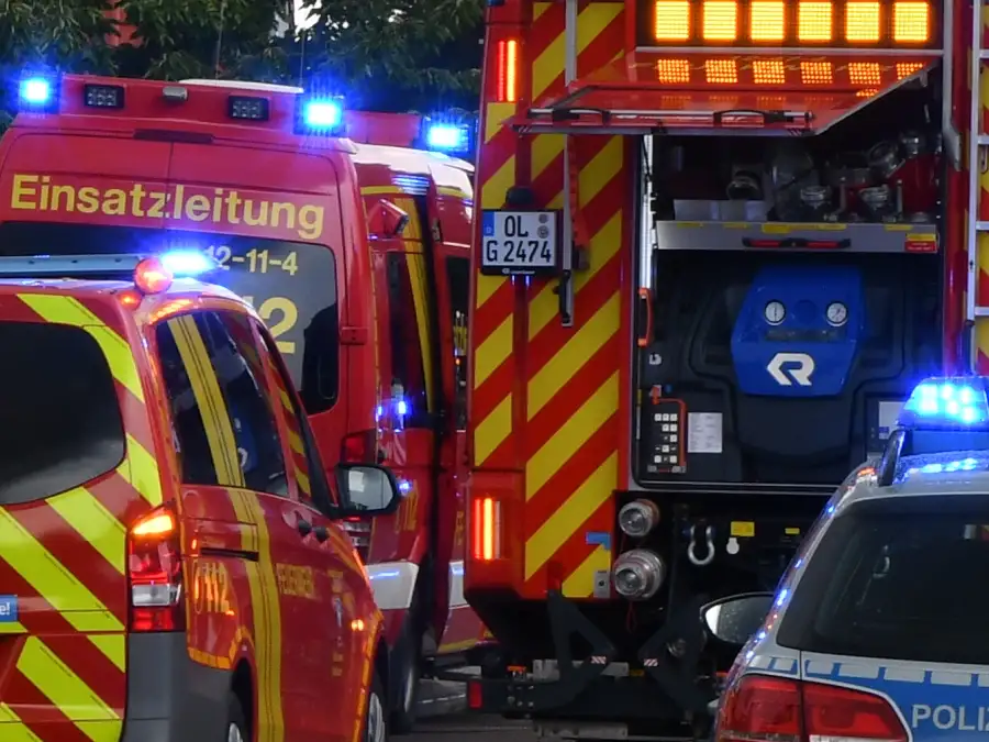 Landstraße gesperrt: Tödlicher Unfall bei Beckeln – Auto prallt gegen Baum
