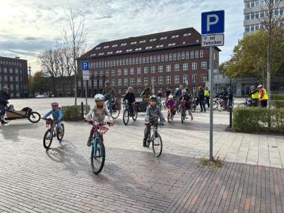 RADVERKEHR IN WILHELMSHAVEN: Kinder setzen sich bei Fahrrad-Demo für sichere Straßen ein