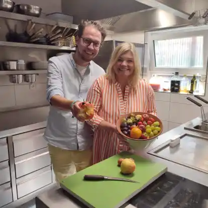 Henning Wagner, Koch and resident of Hotel zur Post and his wife Heike Wagner are starting a project with a Wiesmoorer kindergarten. It is possible that you can meet the children and young people in Essen. If you ever use an Apfel, Henning puts Wagner in your hand.