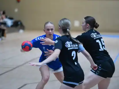 Mit 28 Toren konnte sich die Angriffsleistung der HG (in Blau) durchaus sehen lassen, das Spiel verlor die Mannschaft in der Abwehr.