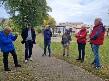 Diskutierten &uuml;ber die &uuml;briggebliebene Spielplatzfl&auml;che an der J&auml;gerstra&szlig;e: Anwohner Peter Zwiener (von links), B&uuml;rgermeister J&ouml;rg Skatulla, Verwaltungsmitarbeiter Michael Zinke und die Anwohner Liana Kagels, Dr. Anna M&uuml;ller und Horst Krause (auf dem Bild fehlen weitere Anwohner, die bei dem Ortstermin anwesend waren).