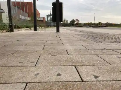 Das helle Pflaster am Busbahnhof ist k&uuml;rzlich gereinigt worden. Kaugummis, &Ouml;l oder Asche hatten den Bereich verunreinigt.
