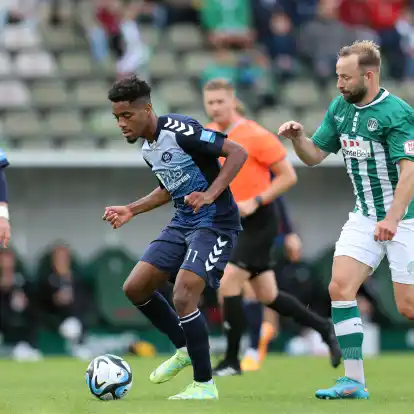 Trafen zuletzt in der Vorsaison in einem Testspiel aufeinander: Oldenburgs Aurel Loubongo (links) und L&uuml;becks Jan-Marc Schneider