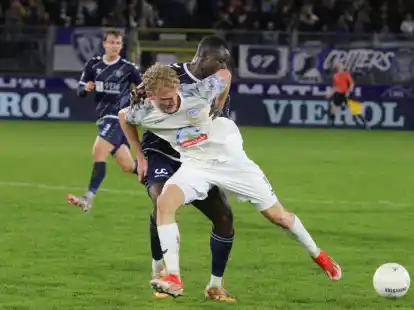 Sieg im Derby: Zuletzt gewann der SSV Jeddeloh um Simon Brinkmann (vorn) gegen den VfB Oldenburg (Anouar Adam), nun soll ein Erfolg gegen Werder Bremen II her.