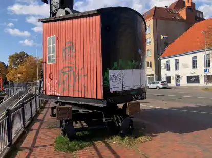 Historie verkommt: Der alte Lastenkran am Stau ist voll mit Graffiti.