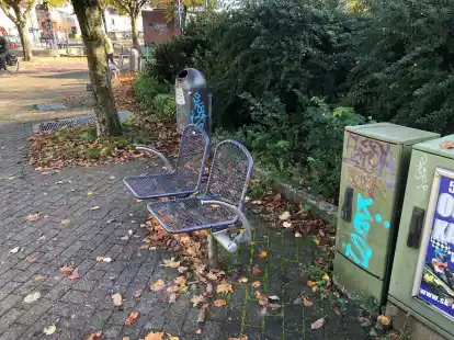 F&uuml;r die kleine Pause zwischendurch? Dass diese Sitzgelegenheiten bei bestem Wetter noch frei sind, verwundert nicht.