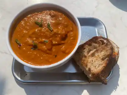 Die Hauptspeise: Fresh Tomato Suppe with geräucherter Paprika, Ricotta and Grilled Cheese Sandwich. Image: Kodalle