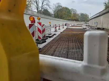 Der Trogstrecke in Emden geht es zwei Tage lang an die Bauelemente. Sie werden einbetoniert, damit die Sanierungsarbeiten rechtzeitig abgeschlossen werden k&ouml;nnen. F&uuml;r Verkehrsteilnehmer bringt das Vorhaben Einschr&auml;nkungen mit sich.