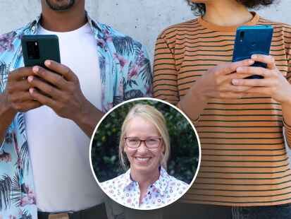 Modernes Vertrauensdilemma: Viele Menschen schn&uuml;ffeln heimlich im Handy ihres Partners. Paarberaterin Katja Vosteen wei&szlig;, woher das Verhalten r&uuml;hrt.