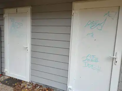 Neben wilden Schmierereien haben die unbekannten T&auml;ter Graffitis mit dem Schriftzug &bdquo;Aet Pferd&ldquo; hinterlassen.