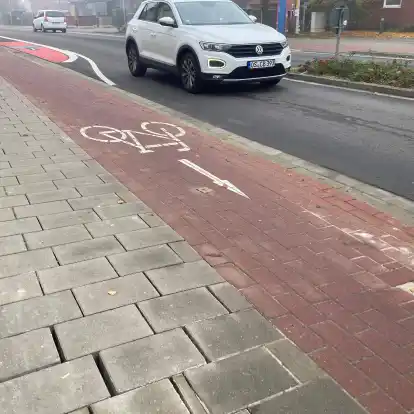 Zwischen die schlecht wieder verlegten Pflastersteine kann man teilweise fast eine ganze Hand stecken.