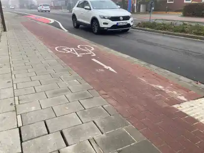 Zwischen die schlecht wieder verlegten Pflastersteine kann man teilweise fast eine ganze Hand stecken.