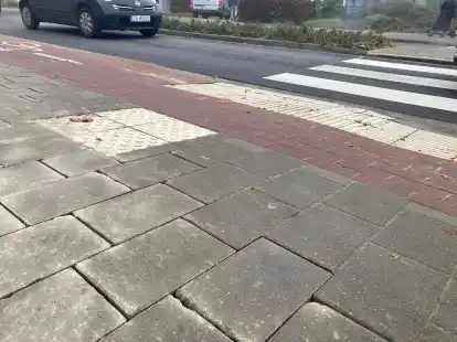 Nach dessen &Ouml;ffnung ist das Pflaster an der Emsteker Stra&szlig;e teilweise schlecht wieder verlegt und an den R&auml;ndern besch&auml;digt worden. Das soll aber nicht so bleiben, sagt die Stadtverwaltung.