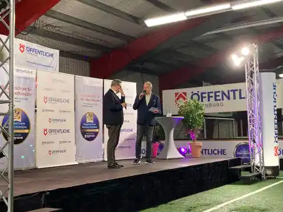 Er&ouml;ffneten die Siegerehrung: Moderator Manfred Scholz (rechts) befragt Mitinitiator J&uuml;rgen M&uuml;llender, Vorstandsvorsitzender der &bdquo;&Ouml;ffentlichen&ldquo;