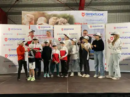 Bringt sich beim TC Altona Wildeshausen ein: Stefan Marowsky (hinten, links) erhielt den Ehrenpreis f&uuml;r engagierte Trainer.