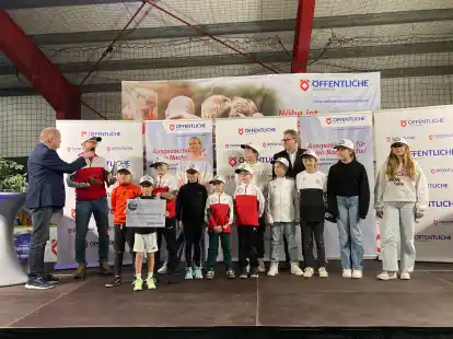 Bringt sich beim TC Altona Wildeshausen ein: Stefan Marowsky (fast ganz links) erhielt den Ehrenpreis f&uuml;r engagierte Trainer.