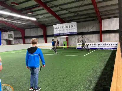 Vor und nach der Siegerehrung konnten die Tennis-Talente sich an verschiedenen &Uuml;bungs- und Spielstationen ausprobieren und ihrem Hobby nachgehen.
