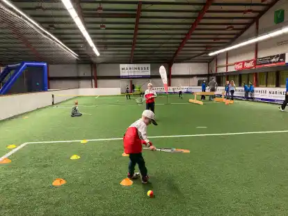 Vor und nach der Siegerehrung konnten die Tennis-Talente sich an verschiedenen &Uuml;bungs- und Spielstationen ausprobieren und ihrem Hobby nachgehen.