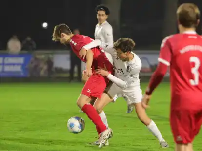 Viele Zweik&auml;mpfe gab es im Spiel des SVE Wiefelstede (Rote Trikots) gegen den VfL Edewecht / Foto: Piet Meyer