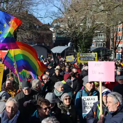 The war is on January 27, this month: a tour of 4000 men in Emden on the Rathausplatz, for a democratic demonstration in East Frisia. Dazu aufgerufen hatte das damalige Bündnis “Emden Demokratisch”.