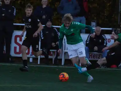 Vor zwei Wochen erzielte Marcel Rassmann (gr&uuml;nes Trikot) gegen Germania Egestorf-Langreder sein drittes Saisontor. Beim 3:0-Erfolg trafen auch die Sturmspitzen Tade Niehues und Simon Hoffmann, stehen damit aber auch nur bei vier Treffern in dieser Spielzeit.
