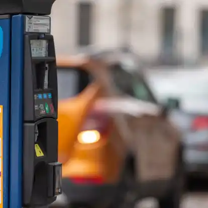 Ein Parkscheinautomat steht am Stra&szlig;enrand. Werden in Leer die Parkgeb&uuml;hren angehoben? Im Ausschuss f&uuml;r Energie, Klima, Umwelt und Verkehr wurde dar&uuml;ber gesprochen.