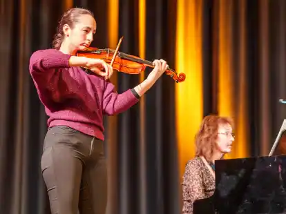 Clara Pernpeitner took on Paganini's mastery of the violin. Begleitet was the dabei of Friedericke Menke and Flügel.