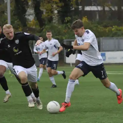 Torsch&uuml;tze und Vorbereiter: Vjekoslav Taritas (rechts) zieht mit dem Ball am Fu&szlig; an einem Ottenser Gegenspieler vorbei.