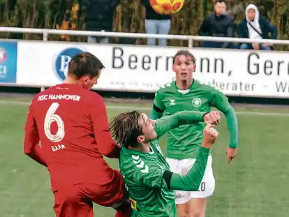 Luftduell: Tade Niehues (rechts) und HSC-Akteur Leander Baar steigen zum Kopfball hoch. Hinten schaut Marcel Rassmann zu. Die VfLer tragen nach dem Tod von Gesch&auml;ftsf&uuml;hrer Franz Haake Trauerflor.