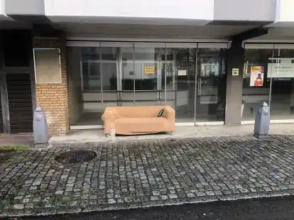 Steht seit drei Wochen in der Wallstra&szlig;e: ein altes Sofa vor einem leerstehenden Gesch&auml;ft.